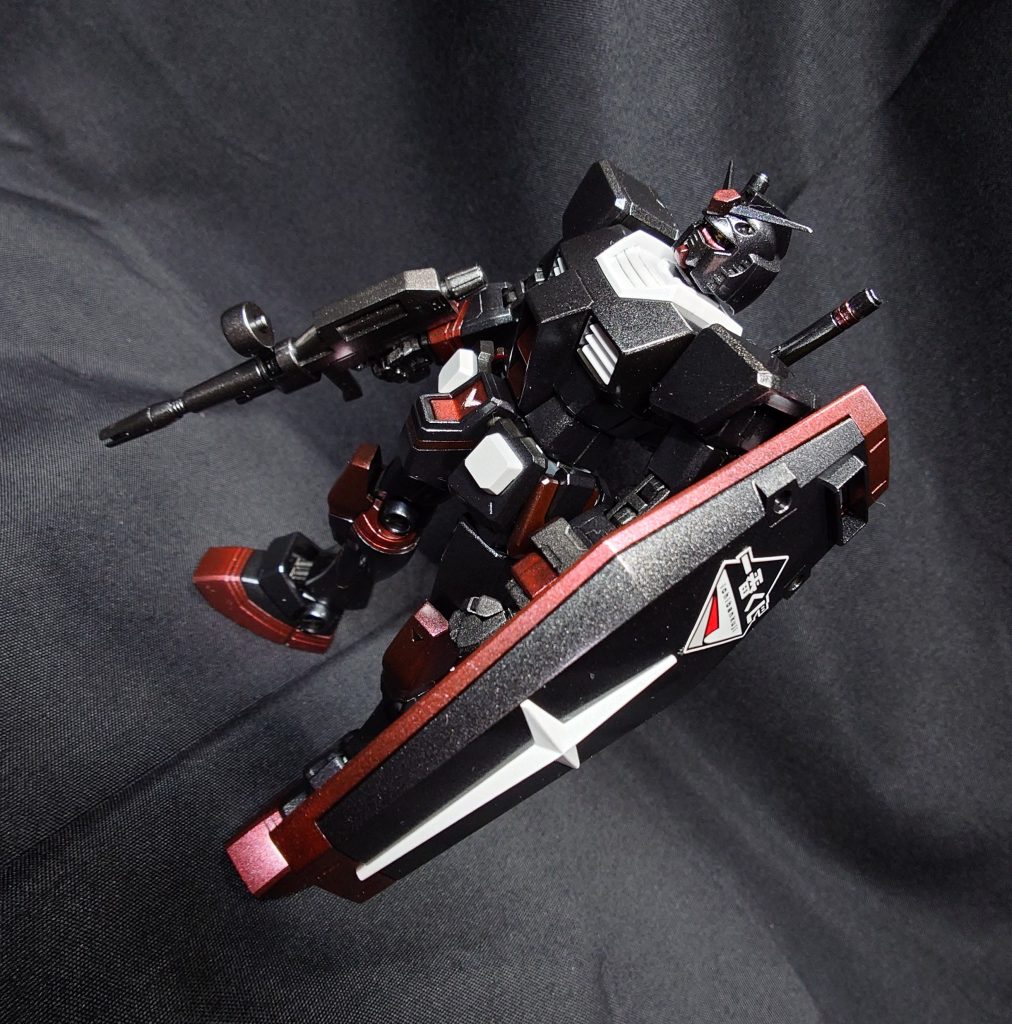 アンテナのシャープ化を行い、メタリック+光沢でオリジナルカラーを尊重しながら製作しました。黒い光沢ガンダムも良いものですね(gundam-kao3)