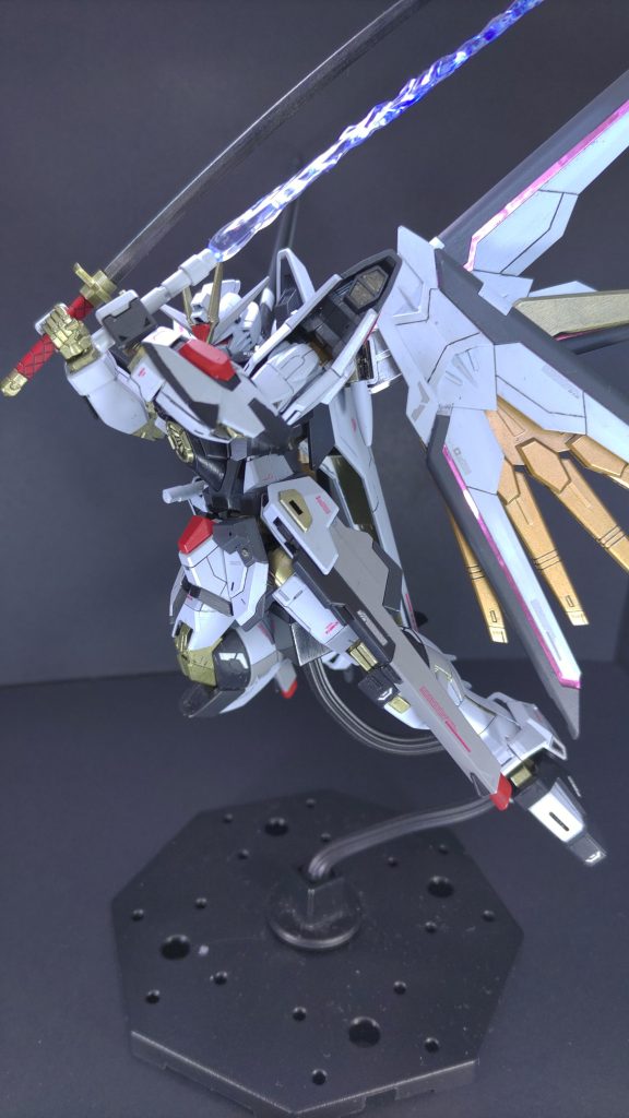 今回はトップコートはスプレーにしようと初めてスプレーを使ってみましたが、寒ーいベランダでやったことが間違いだったと後でchatGPTに教わりました…何か結露的な水滴に…ヤスリで整え、結局いつも通りの筆塗りトップコートに落ち着きました…