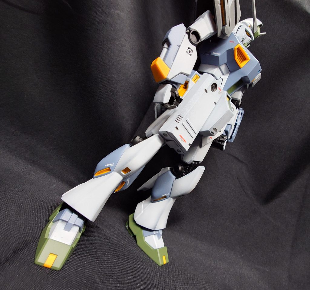 足の甲の部分に関してもEGはパーツ分割されていないので、マスキング塗装で色分けしています。