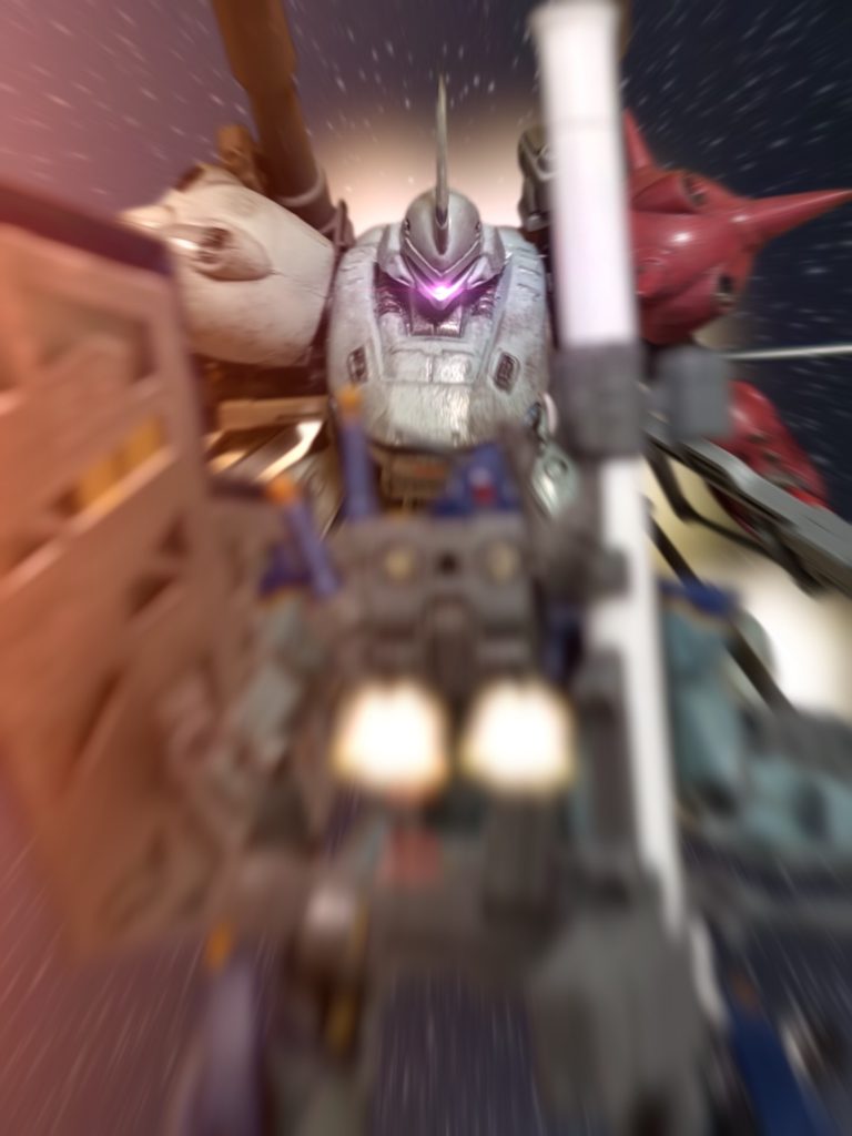 　ガツンと凄まじい衝撃と共に、モニター一杯にモノアイの頭部が映った。『貴様ぁっ！！！！』先ほどの若い声だ。機体がぶつかり、再び、直接回線が開いた。その声は、怒りに滲んでいる。同胞の命が奪われたことに、その魂を震わせているのか。「裏切ったのは、貴様らだろう！」マイセンも、吠えた。『サラ……サラ……っ！！』涙まじりの叫び。呼ぶのは、サラ——？女の名前だ。恋人の、名か？今の艦に、乗っていたのか——？「分かっただろう、貴様らも！！」そうだ、大切なものを奪われる、その悲しみと、苦しみをーー分からせてやる。貴様らからも奪ってやる。それが、わたしの正義だ。『貴様ぁっっっ！！！！』２人、互いに意味を理解し得ないやり取りを交わして、機体を一度離した。　敵機は持っていたショットガンをこちらに向けて放ったが、ガンダムのシールドで難なく防いだ。マイセンは、そのまま距離を取る。