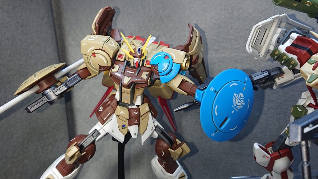 機体No.71：ライトシールドストライクhttps://gumpla.jp/hg/2426569“陸戦型ストライクシリーズ”3番目の機体は、高い機動力と防御力を前面に押し出した防御特化型のストライクになります💡これまで作ってきたストライク達は攻撃面を強く意識した機体たちばかりだったので、今回は発想を逆転させて防御面を重視した“高機動型のタンク”に挑戦してみました！この改造案は自分の作品によくコメントをくださる“Yosukeさん”から頂いた改造案を元に自分なりにブラッシュアップしたモノになっていますｗ両腕に装備されている“ラウンドシールド”と“ランタンシールド”で敵の攻撃を受け止めるのではなく“受け流す”ことを重視しており、これにより盾へのダメージを最小限に抑え長時間の運用を可能とします✨武装のインパクトが少ない分、カラーリングで個性を出そうと差し色に“ライトブルー”を使ってみたのですが、どうだったでしょうか？全体的に大人しく纏まり過ぎたせいか、前作の2機と比べてあまり伸びなかった印象になってしまいました💦改造コンセプトは実戦向きでかなり面白いものだったこともあり、自身の力不足が悔やまれます…この反省は、これからのストライク改造に活かして挽回していきたいと思います！