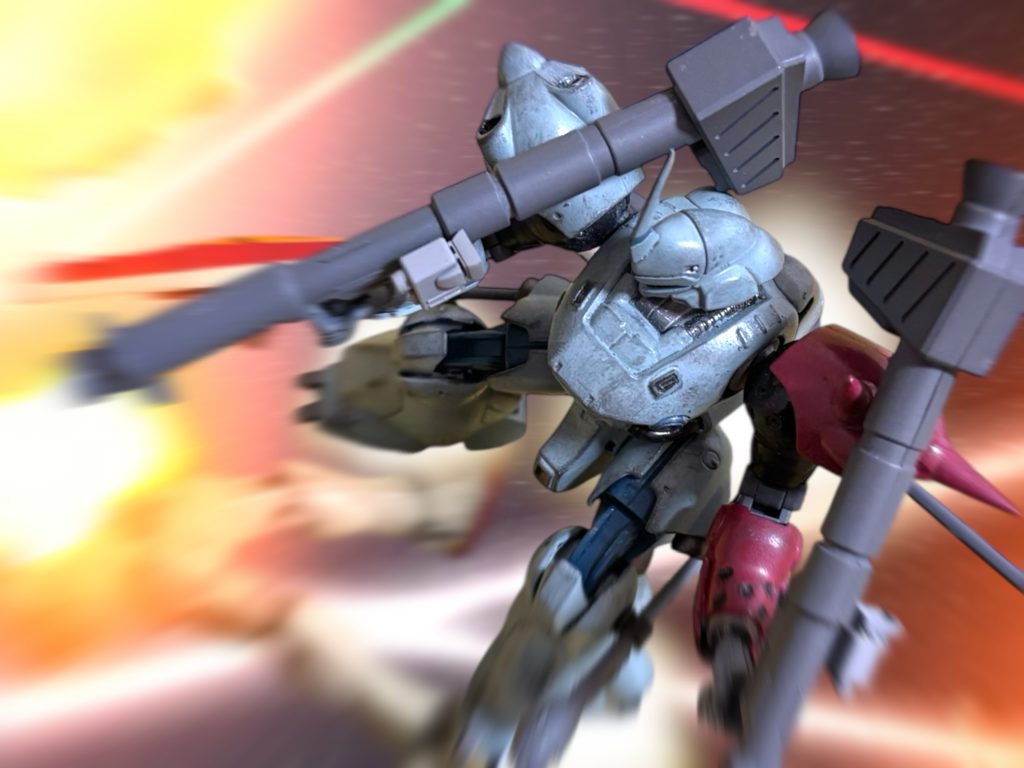 　掩護のジムが、2機殺到するのを見て、押し合っていた灰色の機体は、再び後退して距離を取った。「邪魔をするな！」味方に向かって、マイセンが叫ぶ。同時に、敵はいつの間にか両肩に担いでいたバズーカを放ち、難なくジムを撃退した。「言わんことでは……っ！」