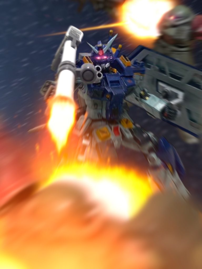 　マイセンも、ハイパーバズーカを担いで推進する。今度は、敵の腰部にマウントされたシュツルムファウストが一発飛んできたが、これも、シールドで後ろに受け流した。しかし、これは囮だった。先ほどの赤い肩のザクが２機、ガンダムに再度挟撃を仕掛けてきた。　右のザクにはハイパーバズーカを叩き込んで砕いた。左のザクは無視するつもりだったが、マシンガンを持っていた腕を吹き飛ばされ、遥か後方に流れていく。ローワンの掩護だった。