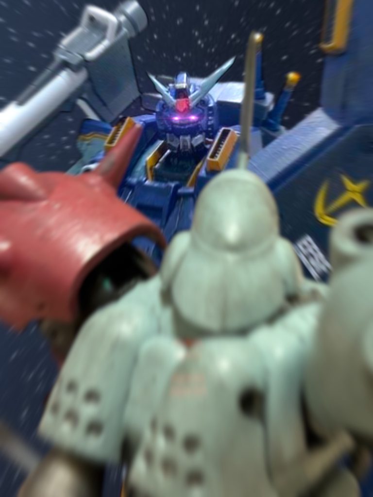 「余計なことを——ローワン！」叫ぶや、再び衝撃が走る。正面から来ていた灰色の敵機と、ガンダムをぶつからせた。敵はビームサーベルを持っていた。そいつを振るってこちらを切り裂けないように、敵を押さえ込む。『やったのはアイツか！？』押さえ込むと同時に、接触回線から、また若い叫びが聞こえた。敵はガンダムを押し返すようにしてかわすと、ローワンの方に向かう。「退がれ、ローワン！手強いぞ！」返事はないが、聞こえたらしい。ローワンは機体を速やかに後退させ、離脱して行く。