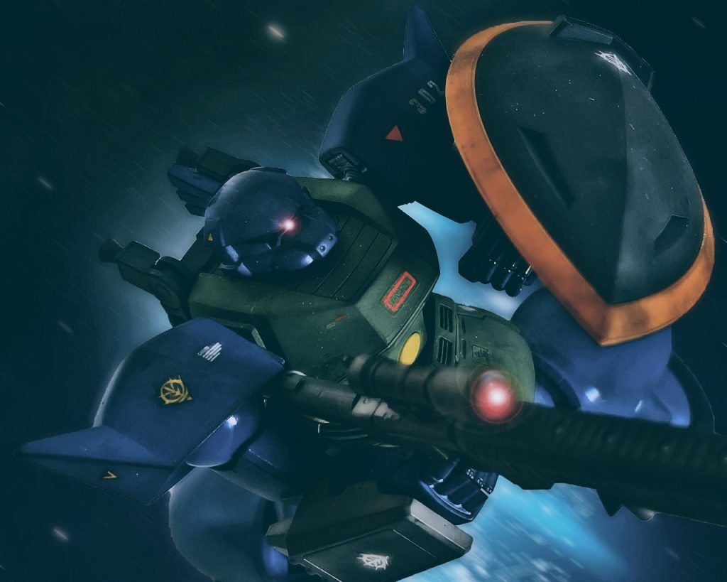 「…やってみるか」アナベル・ガトー大尉は長距離射撃を可能とした大型ビームライフルを構えると敵機に狙いを定める。スラスターの航跡から敵は4機で小隊編成を組んでいるのが分かり、その内の最右翼に向けてビームを放った。輝く粒子が宇宙を切り裂くと数秒後に赤く光る火球が遠くを照らす。「敵機撃墜！お見事です大尉！」僚機であるリック・ドムに乗るカリウス伍長が伝える。「まぐれだ！」威嚇ではなく確かに狙いはつけたが、ガトーもこんな容易く当たるとは思わなかった。敵は恐らくこちらがロングレンジに特化しているとは気づかなかったのだろう。それが功を奏し先手を取った訳だが、油断はできない。続けて第二射を撃つと敵は散開した。するとガトーのゲルググにジオン軍のレーザー回線で通信が入る。