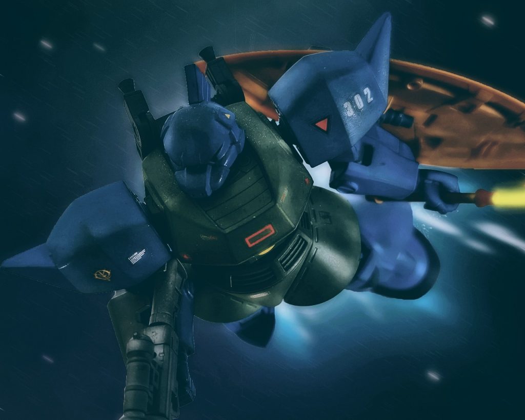 「ならばっ!!」ゲルググは格闘兵装であるビームナギナタを取りだすと粒子による高熱の刃がその姿を見せる。ゲルググが近距離で使う装備もビーム兵器に変更されている。ジオン軍のMS用格闘装備は刃を高温にし対象物を溶断するヒート系が殆どであった。ビーム兵器をMSで運用する技術は地球連邦軍では既に数ヶ月前に実戦投入されており、ジオン軍は出遅れていた。しかし、ようやくここで追いつき性能は連邦軍製の物に引けを取らない。ガトーがスラスターのスロットルを押し込むと、ゲルググはジムに迫った。