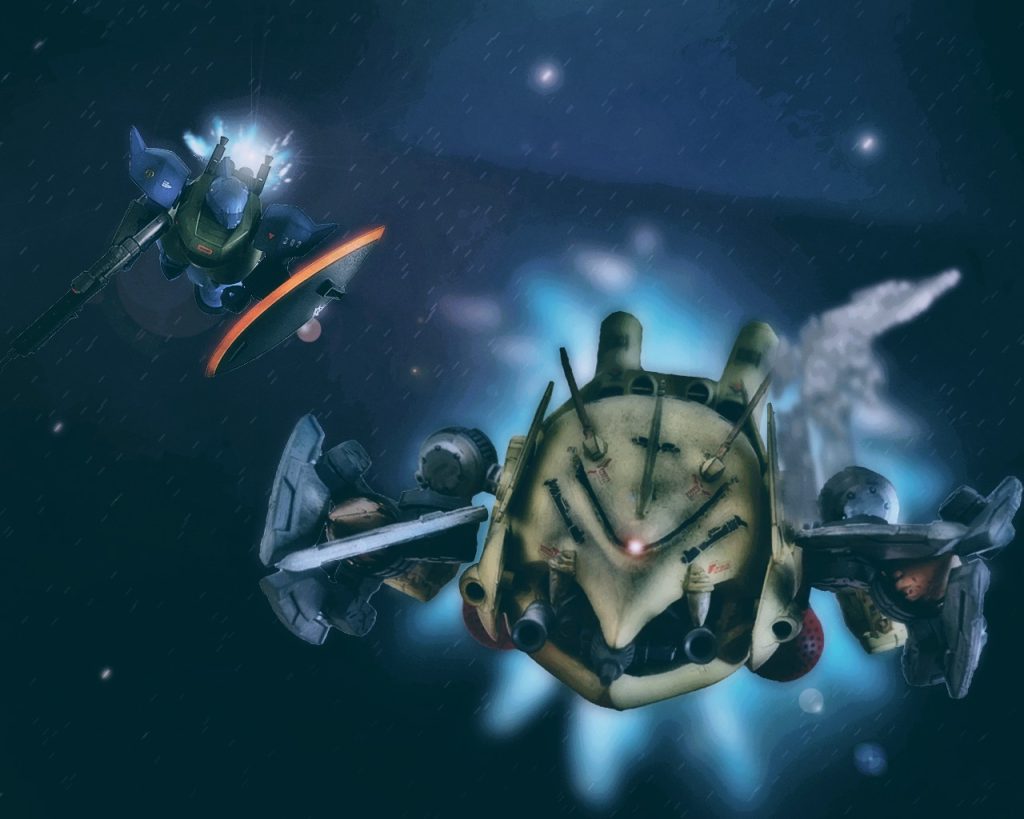 「レズナー、無事か?」「ああ、だがまさかこのビグレロに傷をつけられるとはな…」「何があったのだ?」「連邦の艦隊が迫っている」「もう来ているのか!?」「ああ、おそらく本隊だろう。マゼラン級の他にかなりのサラミス級と輸送艦がいた。視認出来ただけでも20は有に超える」「ならば一刻も早くソロモンへ報告せねば!!」ガトーは母艦であるペール・ギュントへレーザー通信を飛ばし緊急の旨を伝える。そこへケリィは更に言葉を続ける。「理由は分からないが連邦のMSもかなり底上げしてきている。以前とは違う動きだ」「それでその手負いなのか?」「ああ、俺の慢心さが招いたミスだ」ガトーも確かにあのジムの動きに不可解さがあった。地球連邦軍のMSパイロットの育成力が上がったにしては余りに早すぎる。何か理由があるはずだが、今ここでは皆目見当がつかなかった。「レズナー、ソロモンまで保つな?」「ああ、ここまで来れば大丈…」その時であった。コクピット内に警戒アラームがこだまする。「大尉っ、8時の方向上に敵機の反応!?」カリウスが叫ぶとゲルググとビグレロの間にメガ粒子砲が抜ける。「まだいたかっ!?」ガトーはゲルググに臨戦態勢を取らせると敵機が迫る方向へカメラを向ける。「レズナー先に行け、私が足止めをする!!」「頼む、ガトー!!」ケリィはそう言うとビグレロの残った力を振り絞りソロモンへ向かった。