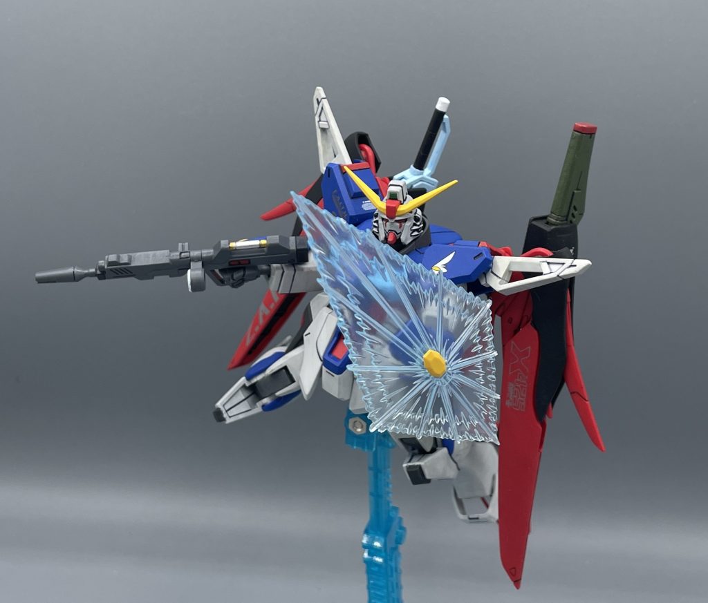 ソリドゥス フルゴール　両手の手甲にビーム発生機が設置されており、状況に応じてビームのバリアをフレキシブルに展開することが出来ます。これを可能にしているのも、ハイパーデュートリオンの恩恵でしょうね。　このハイパーデュートリオンとは、デュートリオンと核エネルギーのハイブリットエンジンのことを差します。　インパルスの運用データに、フリーダム等の核動力の開発ソースを組み込み、シンの戦闘データを盛り込んだ、正真正銘のシン・アスカ専用機となりました。