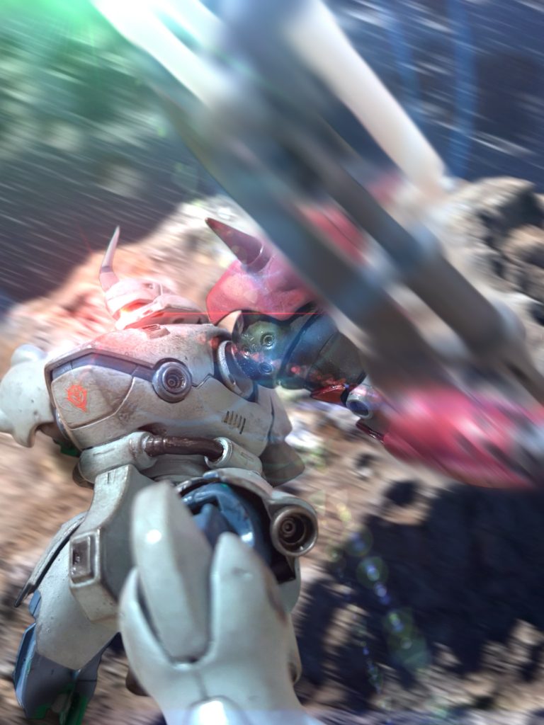 　瞬間、動揺の声がスピーカーに入るのを、マイロは聞き逃さなかった。いや、聞き逃せなかった。獣が本能的に動くように、身体に刻まれた、戦士としての習性が、敵の一瞬の動揺を、完璧に捉えた。マイロという天才的なセンスを持ったパイロットには、相対する敵の息の根を確実に止められるであろう、その、決定的な”隙”を——”見逃せなかった”。　あれほど萎えていたはずの、身体が、動いた。　コンマ０秒、神速の反応。　マイロはスロットルペダルを思い切り踏み込み、再び機体を押し出すと、残った左腕で、腰にマウントされた”秘密兵器”を、ついに抜いた。（ぶっとくして、１回だけ、刺す——できるな！？）あのときの、メカニックの言葉を信じて、スピアを思い切り繰り出す。　敵も、電光石火の反応を見せた。機体を捻り、例の巨大なシールドをグルンと回してくるのが見えた。　そして、マイロの視界は、まばゆい光に包まれた——。&nbsp;第４話・完&nbsp;&nbsp;【ガンダム編・「雷鳴の伝灯」第４話はこちら】激闘の様子を、ガンダム（マイセン大尉）視点からもどうぞ！”シャドウファントム”シリーズをお読みくださっている皆さんにはもうおなじみ？の”彼女”も、ちらっと登場しています笑【予告ページを目次にしてあります】&nbsp;&nbsp;&nbsp;&nbsp;&nbsp;&nbsp;&nbsp;&nbsp;&nbsp;&nbsp;&nbsp;&nbsp;あ、あと今晩、第３部のシークレットミッション投稿予定です。