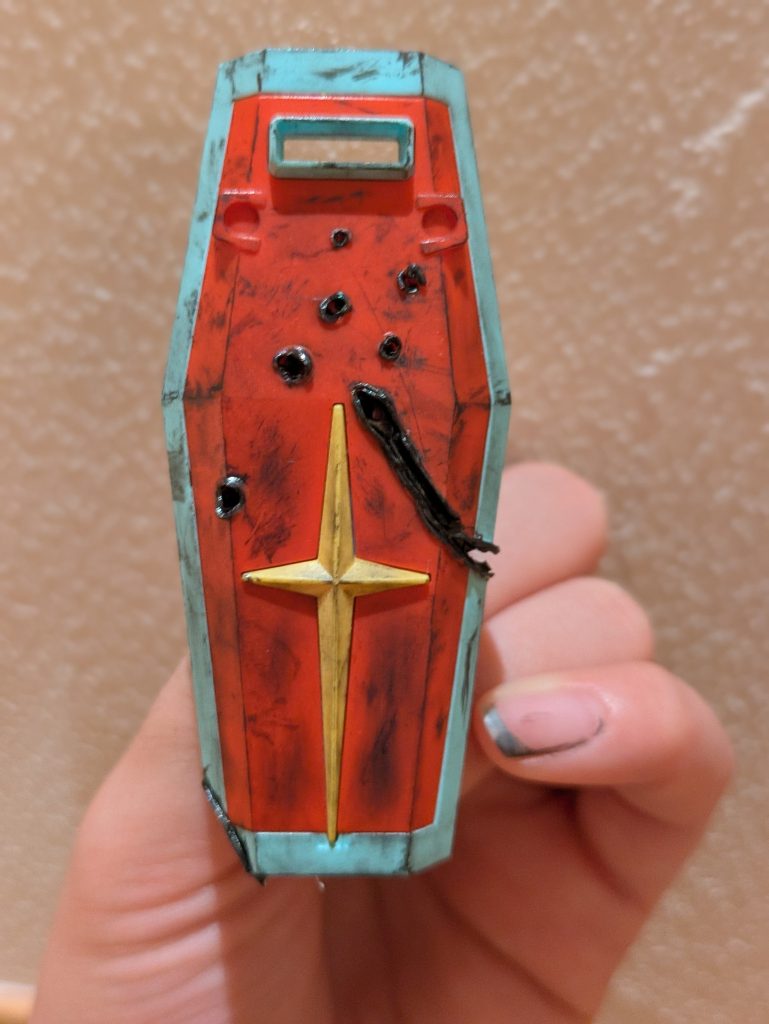 盾です。ハンダゴテで溶かした所を黒色に塗りました。水性塗料で黒色に塗装したら小指の爪の中に入りました（泣）全然とれないのでしばらく居座るかも、、、