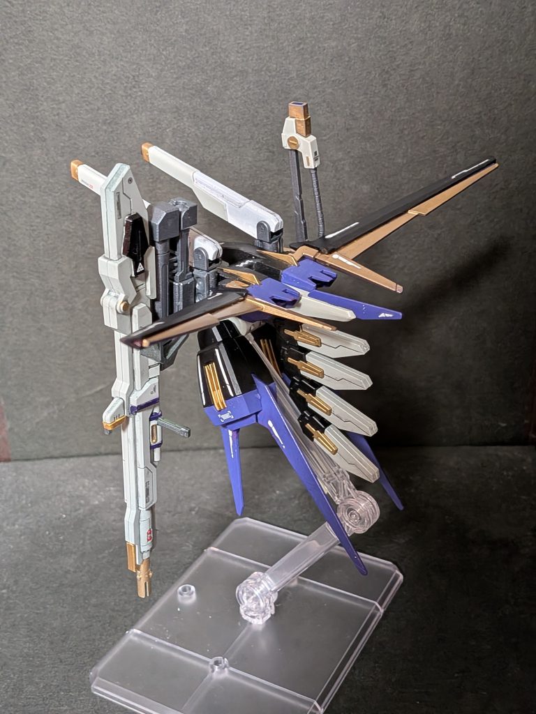 増々のパックです。腰部のヴァイパー3レールガンはエールストライカーパックのサーベル部分に取り付け。理論は知りません、カッコよさそうだから付けました🤣