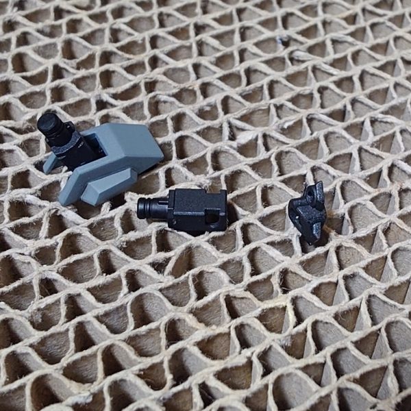 今日の、ガンプライフ…“お気付きになられただろうか”HGCE レジェンドガンダム、完成間近…あとは組み立てて、しばらく放置して乾燥させるのみ。部品の切り出し時に気付いた加工を施してみました。場所は、腰サイドアーマーと大きなドラグーン。腰サイドアーマーのフレーム部分(C1-24、C2-24)を分割することで、接続した小ドラグーンの角度変更が可能になりました。合わせて、大ドラグーンのビーム砲(D1-6、D2-6)を分割することで、ビーム砲の角度変更可能になりました。おそらく設計に織り込み済み、想定されている改造だと思いますが、親切心に感謝です。（2枚目）