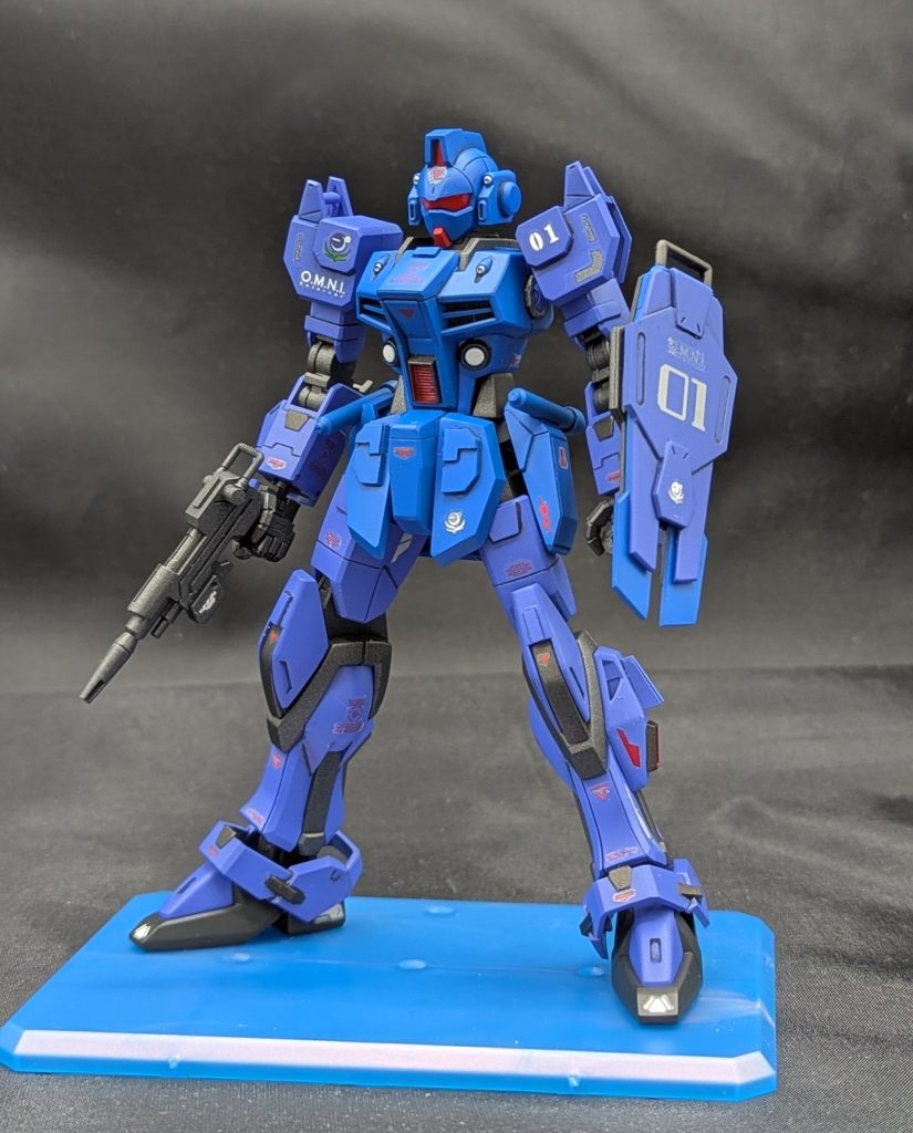 ダガーLの胴体を中心にスタービルドストライクのパーツをピックしミキシングしています。一部パーツは形状がよりブルーっぽくなるようスクラッチしました。武装は100ｍｍマシンガンとスパイクシールドの再現はマストだと思ったので、ビームカービンとビルドストライクのシールドでそれっぽく再現しています。