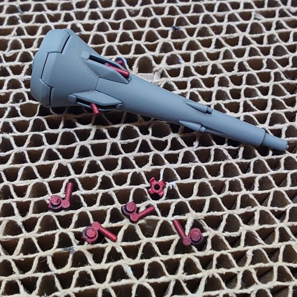 今日の、ガンプライフ…“お気付きになられただろうか”HGCE レジェンドガンダム、完成間近…あとは組み立てて、しばらく放置して乾燥させるのみ。部品の切り出し時に気付いた加工を施してみました。場所は、腰サイドアーマーと大きなドラグーン。腰サイドアーマーのフレーム部分(C1-24、C2-24)を分割することで、接続した小ドラグーンの角度変更が可能になりました。合わせて、大ドラグーンのビーム砲(D1-6、D2-6)を分割することで、ビーム砲の角度変更可能になりました。おそらく設計に織り込み済み、想定されている改造だと思いますが、親切心に感謝です。（3枚目）