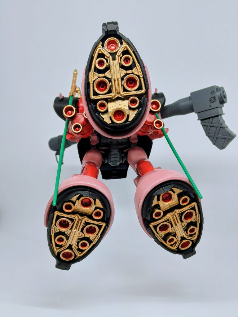 シャア専用だし、銀の部分は金の方が対比になるかな、という。