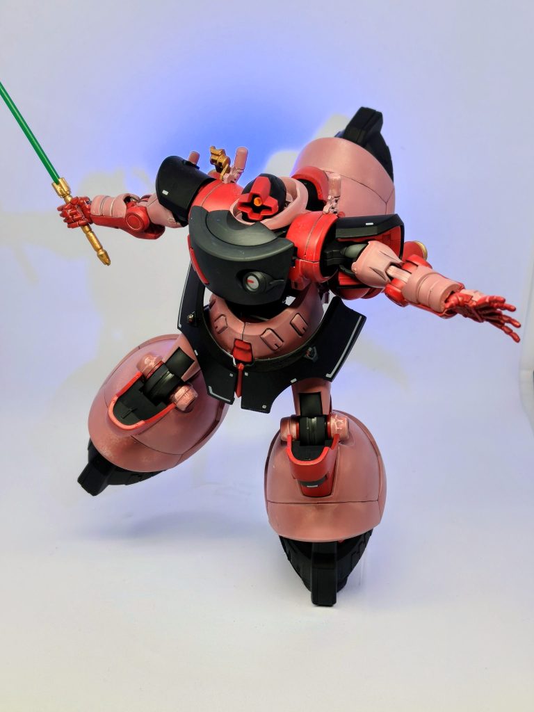 蹴りがしにくい分、シャアは嫌がるかもですが…いや、背後を取ったら後ろで蹴りそうでもある。