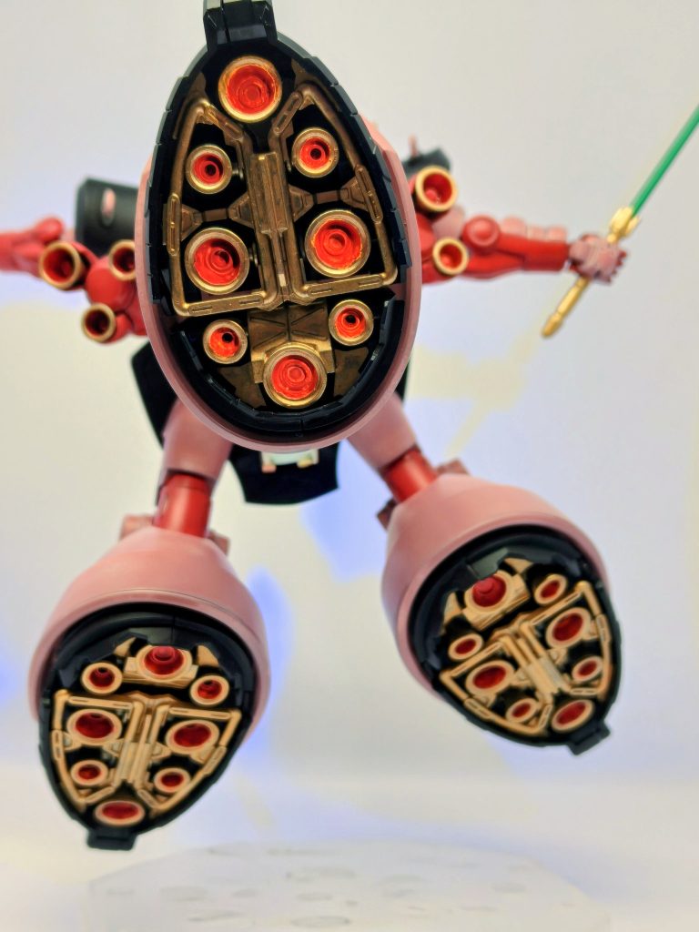 水性のサーフェイサーと水性塗料、ブースターはガンダムマーカーです。シャア専用リック・ドムといえば、個人的には黒いところは暗めの小豆色とかのイメージでしたが赤いガンダムを見習って真っ赤にしてみました。以上です。ありがとうございました。