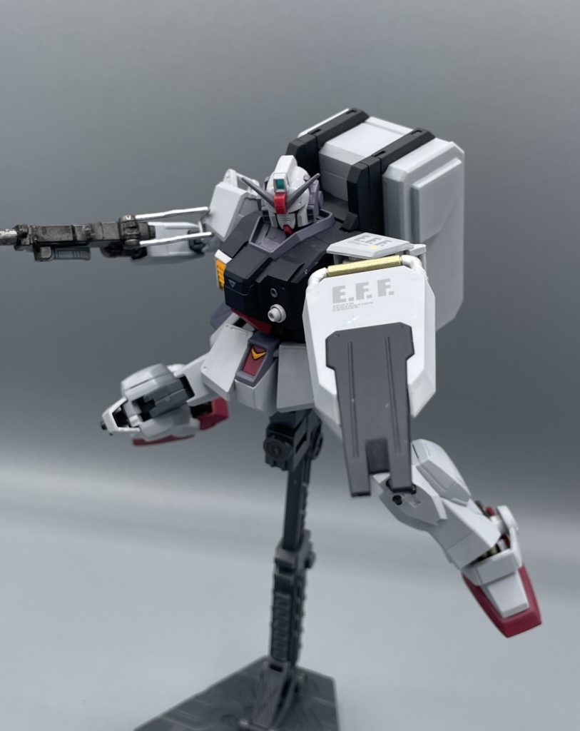 シールド　RX-78-2ガンダムの盾より小ぶりですので、”ショートシールド”なんて呼ばれることも有るそうです。マウント部分が可動式になっているので、打突兵器として使用できるほか、地面に設置してバイポッドとしての使用も可能です。　このシールドは、ある意味では陸戦型ガンダム本体よりも話題に上がることの多い存在ですよね(^^;笑