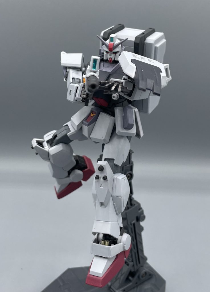 照準定めーッ！！！　陸戦型ガンダムは、皆さんご存知アムロ・レイの搭乗機RX-78-2ガンダムを元に設計・製造されています。　本来なら、目下大活躍中のアムロ君＆ガンダム戦闘データを元に開発を進めるべきなのですが、地球軍にはそんな時間的余裕はありませんでした。　そこでガンダムの予備パーツを組み上げて、突貫工事で陸戦型ガンダムをロールアウトさせました。