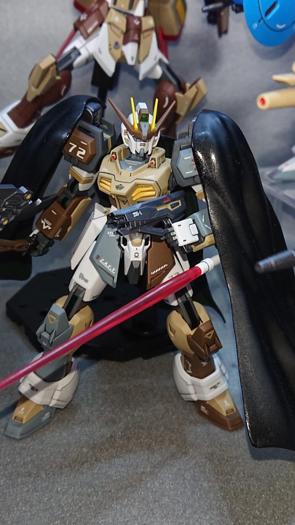 機体No.72：マンテルストライクhttps://gumpla.jp/hg/2443293“陸戦型ストライクシリーズ”最後の機体は“隠密性”と“近接戦”に重きを置いたストライクになります💡本機体のキーパーツになっている“マント”は自分の作品によくコメントをくださる“さーしースーさん”から頂いた改造案“黒いマントまたはボロボロのマント”という案を元に30MMのマルチクロスというマント風のパーツを使用して自分なりに形にしてみたモノになります💡1番の拘りポイントとしては、マントの内側を“ダークグリーン”で塗装して密林など緑のある所でも使用できるリバーシブルっぽくしてみたところです✨武装にも拘りかなり個性的なモノに仕上げることが出来たのですが、1つ反省点を上げるのであればマントの内側にある接続ジョイントを活かせなかったことですね💦コメントで「マントを拡げたら内側に多数の武器を隠し持っている」改造案を頂いた時には、どうしてその考えに至らなかったのか膝から崩れ落ちそうになりましたよｗ次に隠密用のマントを装備する際には、この案を忘れずに取り入れていきたいと考えているので、ネタ帳にメモしておきます！ｗ