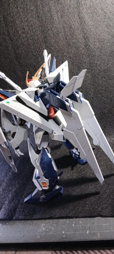 それから肩アーマーと背中のスタビライザーなんですが、どうしても合わせ目が目立ってしまうので合わせ目消しをしてみました😉塗装はいつもの筆塗りなんですが、白色系の塗装って、なかなか色がのってくれないので難しいですよね😣スタビライザーなんかもそこそこ面積が広いので、薄くまんべんなくを繰り返すこと8回でようやく塗り終えたことを思い出します😝スミイレは安心安全の水彩絵具🖌️を使っております😺