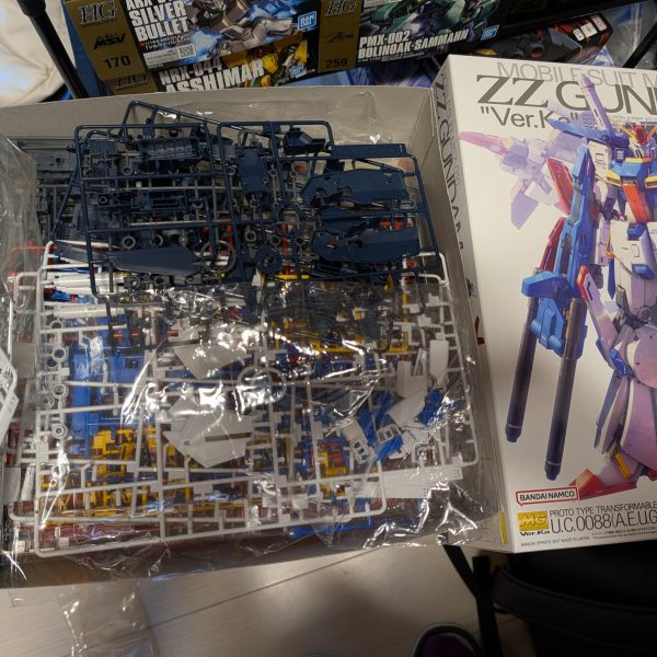 FAZZ？イヤ、持ってないです。雰囲気だけでもと思って無謀にも通常ZZをFAZZカラーに塗装を試みる。しかもガンダムマーカーエアブラシで。はい、エア缶一本使ってもここまででしか塗れません。途方に暮れてます。使っているマーカーもセットのジオンカラーやらパープルで足りなくなるとセット買わなきゃ。コスパ最悪。少しだけ組んでモチベ保ちます。（2枚目）