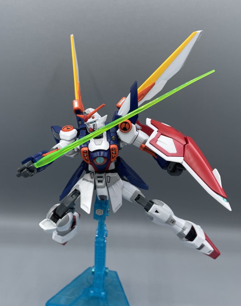 ビームサーベル　ガンダニュウム合金の頑強さは先述の通りなのですが、ウイングガンダムに装備されたビームサーベルはガンダニュウム合金さえも溶断する威力を誇ります。　ウイングガンダムは、バスターライフルが３発しか撃てないという弱点がありますが、それを補って余りある高い防御力・ビームサーベルが備わっています。　バードモードで急接近、バスターライフルによる強襲・戦場の撹乱、サーベルによる各個撃破というのが、ウイングガンダムの基本的な戦術プランになっています。