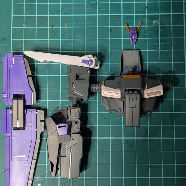 FAZZ？イヤ、持ってないです。雰囲気だけでもと思って無謀にも通常ZZをFAZZカラーに塗装を試みる。しかもガンダムマーカーエアブラシで。はい、エア缶一本使ってもここまででしか塗れません。途方に暮れてます。使っているマーカーもセットのジオンカラーやらパープルで足りなくなるとセット買わなきゃ。コスパ最悪。少しだけ組んでモチベ保ちます。（4枚目）