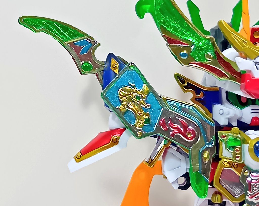 クリアグリーンを活かす為、裏側には100均のメッキ調デザインペーパーを貼り付けました