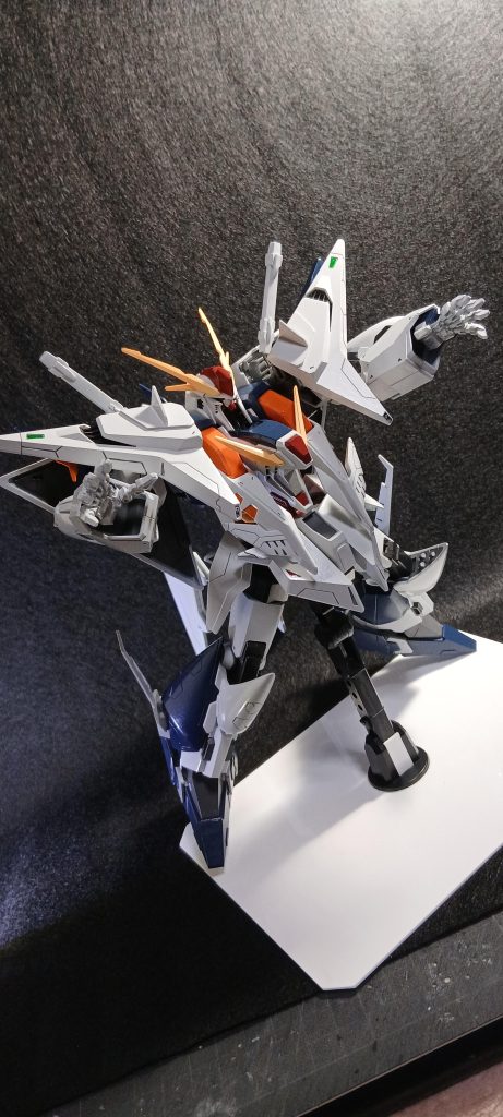 どうしてもこのポーズがやりたかったので、それっぽくこんな感じで❗アクションベースが欲しかったのですが売ってなかったもので、スタンドを自作したんですが相当ヒドイ見た目になってしまいました😿