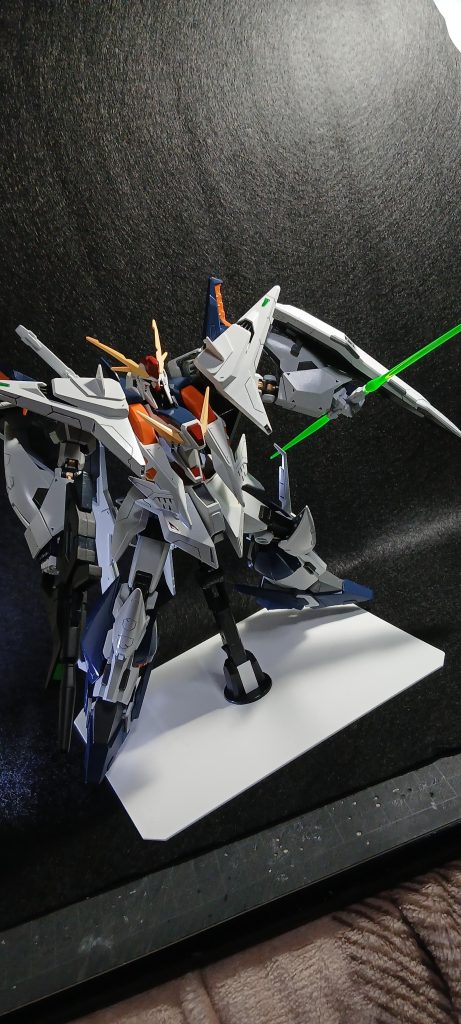 ビームサーベル抜刀‼️このビームサーベル、光に当てるとキレイですね🎶