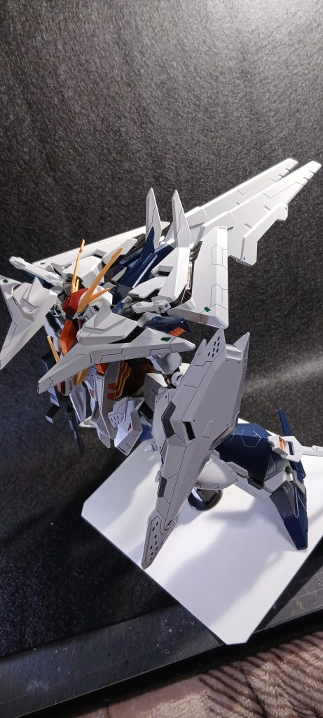 フライトモードにしようと思い、久しぶりに動かそうとしたんですが背中の変形に使うパーツがどういう訳かガッチガチで抜けなくなっていて、破損しそうだったもので😭半端な形態になってしまいました😿無理矢理な設定ですが「超高速飛行モード」🚀ということで……。😣