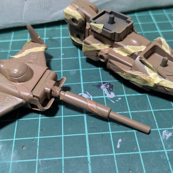 以前作った陸戦マラサイの塗料が残ってたのでそのグリーンを塗ってから指で割いたマステを貼りました。MrカラーのNo 310を塗ってまたマステ貼ってます。（5枚目）