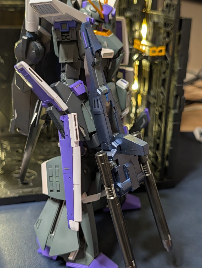 ダブルビームライフルはメタリックダークブルーとメタリックブラック、一部ヘビーガンメタリックで、メタリックながらも暗めの色を使って重厚感を出しました。