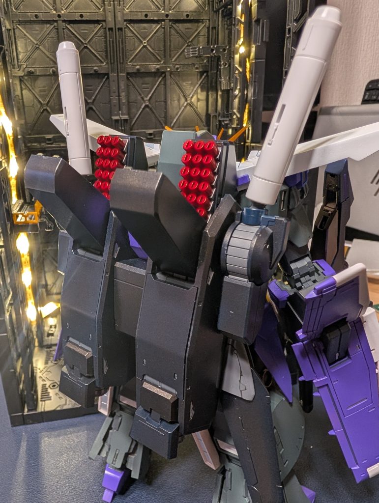 バックパックはメタリックブラック、ミサイルポッドはロイヤルメタレッドでギラギラに。