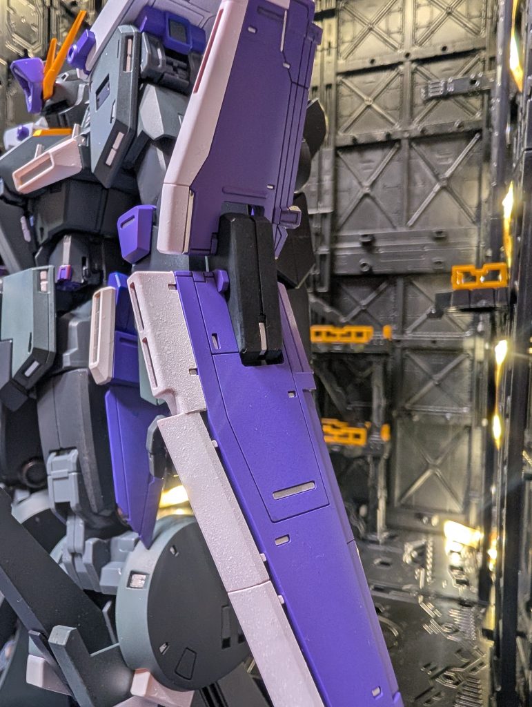 バインダーも前方を白くしましたEXホワイトでも成型色が少し透けてますね。ガンダムマーカーの限界。