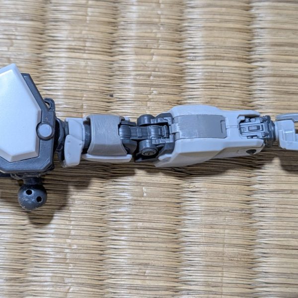 Ez-8復讐のレクイエムバージョン。肩の形状はどうしようか迷った挙句、ちょっと複雑な形状にしたかったのでストライクの肩を持ってきました。パコっと付くかなと思いましたが意外と大変でした💦加工に3時間以上かかりました😹（3枚目）