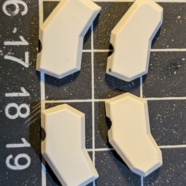 Ez-8復讐のレクイエムバージョン。肩の形状はどうしようか迷った挙句、ちょっと複雑な形状にしたかったのでストライクの肩を持ってきました。パコっと付くかなと思いましたが意外と大変でした💦加工に3時間以上かかりました😹（2枚目）