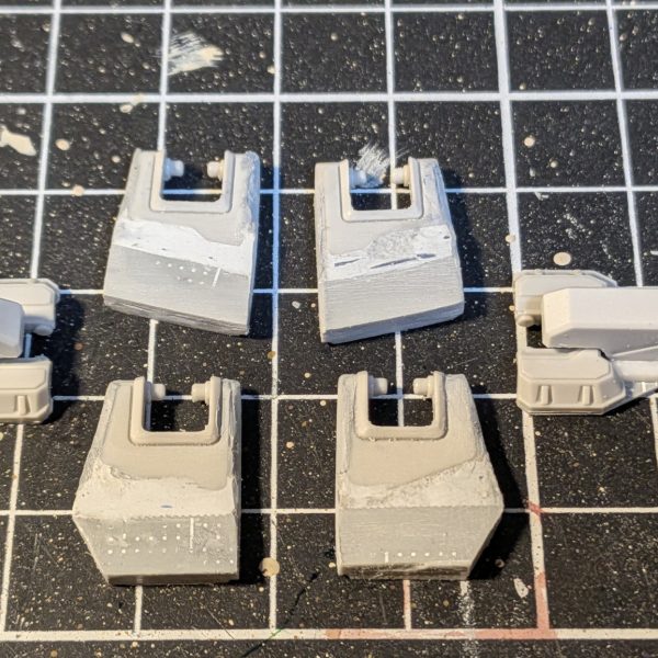 スカート短いのでプラ板で延長し、ジャンクパーツ色々とゴテゴテ付けて情報量増やしました🙋🏻サイドスカートにはちゃんとマガジンも付けてみました。（3枚目）