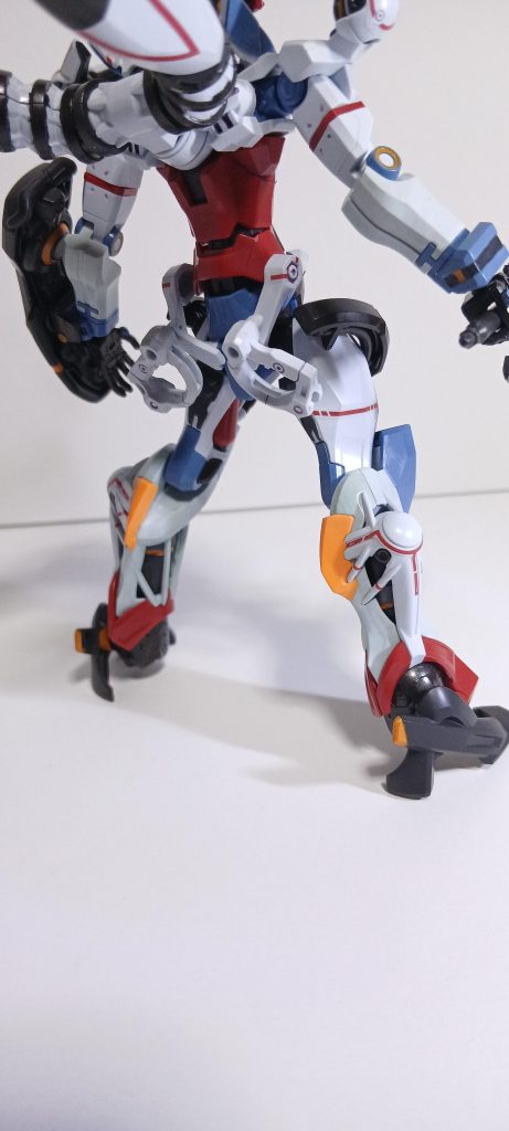 設定画だと腕や脚なども微妙に薄緑の様な色になっていたので、やんわり色を変えてみました😉よく見ますと下地が透けているのですが、この透け具合が好きなもので一回塗りで済ませました。