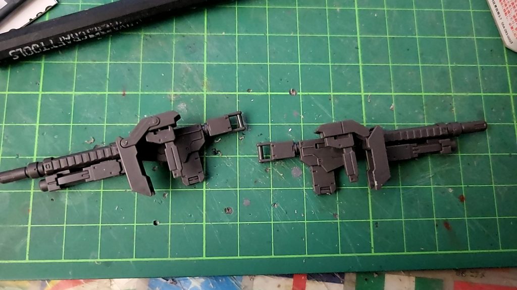 サブアーム用のライフル左右対称になるようにグリップの位置を変更