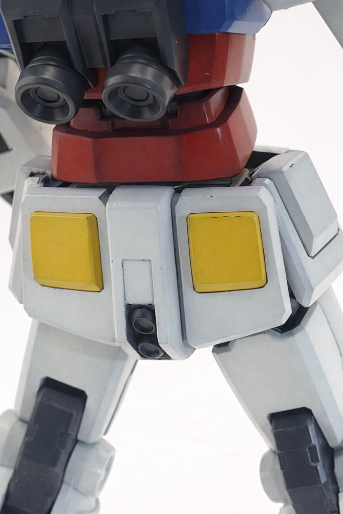 なぜかお尻部分に不自然な穴が開いていたのでプラ板と市販のエッチングパーツでそれらしく埋めました。今回は白と黄色の発色のさせ方に苦労しました。