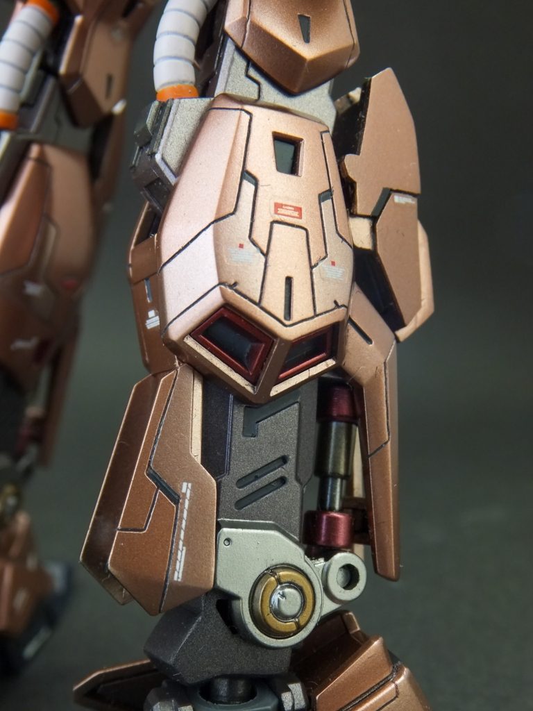 この画像のスジボリはお気に入りポイントの1つ1本のラインから次のラインをどうするか考えながらスジボリしていきました。シリンダー部分も切り取ってから、プラ棒、プラパイプを使って作り直しています。シリンダーに見えるといいな＾＾内部フレームの塗り分けも気に入っています。