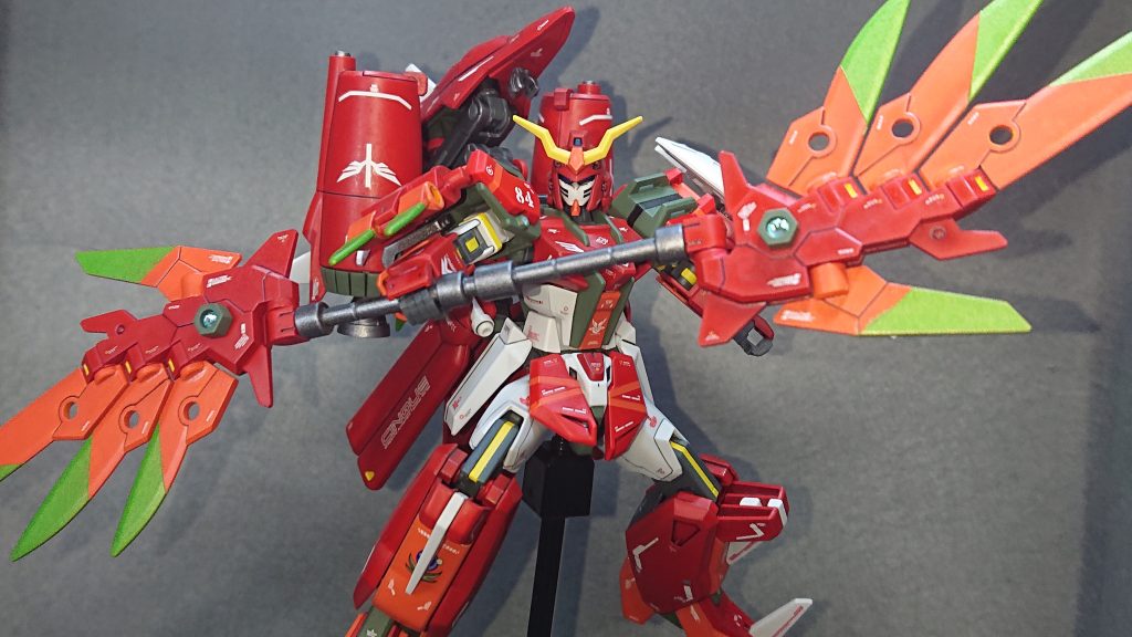 少し強いような指揮官機やネームド機と戦う際には“ツインブレードモード”を使用します💡このモードは剣の柄同士をドッキングさせることによって“リーチの長さ”を確保し、剣とは違う“不規則な軌道の剣筋”で相手を翻弄させるテクニカルな戦闘を考えてみました！武装のギミックとしては少々ありがちなモノになっているのですが、余剰パーツ無しでの完全変形を目指しているので、ここら辺が今の創造力の限界でしたねｗ💦