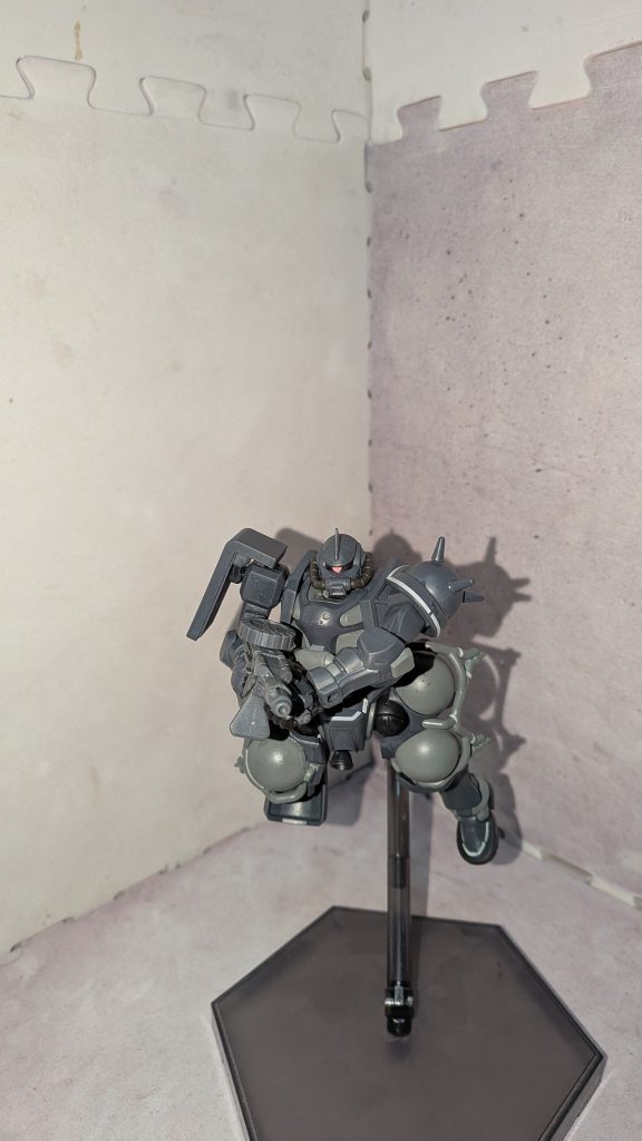 まず始めに、本投稿の元ネタ作品である【機動戦士ガンダム　黒衣の狩人】は、僕が好きなガンダム作品(ビルド系以外)でトップ3に入るくらいお気に入りです。(ちなみに残り2作品は鉄血とUC)僕は父親の影響で幼い頃からガンダム作品を見てきましたが、UCと黒衣の狩人、あと鉄血の影響で『ガンダムシリーズは単純な善と悪の対立ではない』と知りました。(特にUCの影響強め)例えば鉄血。どちらかといえば鉄華団の方が悪ですけど、彼らは自分たちの居場所を手に入れる為に戦っていて、単純な善悪で語って良いものではないと思いました。UCでは、捕虜になったバナージの視点から袖付きの実情が明らかになるエピソードがありますが、袖付き側の構成員にも当たり前に家族や仲間がいて、それぞれの理由や目的で連邦軍と敵対していたり。そういうわけで、連邦イコール正義だとか、ジオンイコール悪みたいな風潮は正直苦手です。めんどくさいガノタでスミマセンm(_ _)mその点ビルド系はそういうしがらみ無しで(比較的)気楽に見れるので別腹というかなんというか……まぁ、それはさておき黒衣の狩人はいいぞ……ってのが本題です!!