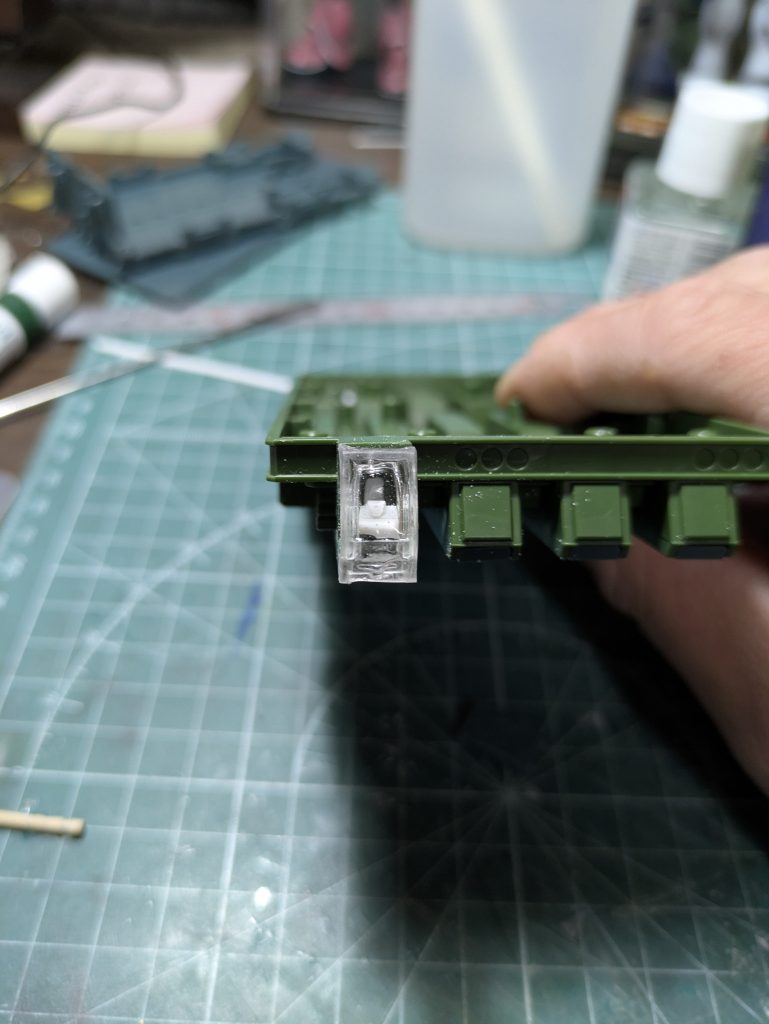 いきなりキットの窓枠を切り取るのはリスクがあるので、まずは試しにレジンで複製してみました。複製後、コンパウンドを使って磨きましたがこれが限界😅でも一応これが保険になったので、キットの窓枠を切り取る工作に挑戦することができました。