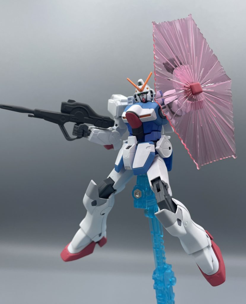 ビームシールド！！　Ｖの時代には、ビームを扱う技術が洗練されてきており、それを防御兵装として発生させています。ビーム発生基部は左右両肘についており、赤い部分が稼働してシールドバリアを発生させます。　ガンプラではこのサイズ感ですが、劇中ではビームの展開範囲を調整することが可能で、MS全体どころか戦艦を保護する程のビーム膜を張ることが可能です。