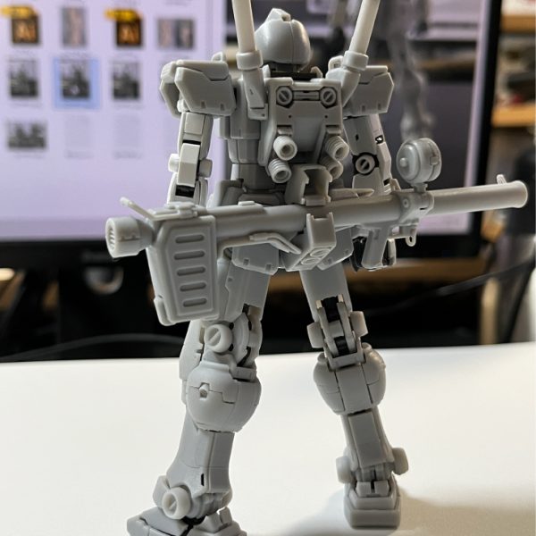 真摯な好きには多少の狂気が混じる。ただしその姿勢は無機物に対してのみ全開の発信を許されるものである。と言う所で、無害で手加減の不要なガンダムへの愛をぶつけてます(笑)。見ている側には変化が乏しいかと思うが、僕自身は楽しくて仕方がない。本件は自分へのご褒美企画。ガンダムを見飽きない人向けとなってます。1．腰(コアファイター/可動用フレーム)接合部の最適化前回比較で1ミリ程度密着度up・隙間解消でデザイン性向上。一般的に改修で目をつぶりがちな等身の正確性を確保(18ｍ÷144＝12.5cm)。2.腰のウエポンラッチ構造把握部のクローの開口角増量によるスムーズな着脱性向上。外装カバーのスライドバック(外装自体もクロー同様に武器装着状態で噛む・挟む状態を模索した)構造を廃し、自然な構造と外形的一体化を優先。元々RGフレームのリアスカート用軸と被る為に制限が多い中で試作8回程度を重ねて追い込んだ。3.サーベル用コネクタバックパックタイプにより装備出来ない場合や増設用のコネクタ設定画(ラフ画)の存在により作成。デザインは標準ランドセルのコネクタ部分とデザイン統一を意識して作成。あるって言わりゃ欲しくなるもの(笑)。後はシールドと顔パーツ分割までやるか…それともぼちぼち新作機向けのパーツ設計に移行し、その後に隙間企画で再度挟むか…。どっちがいいでしょうか？少々悩んでます(*'ω'*)。&nbsp;（4枚目）