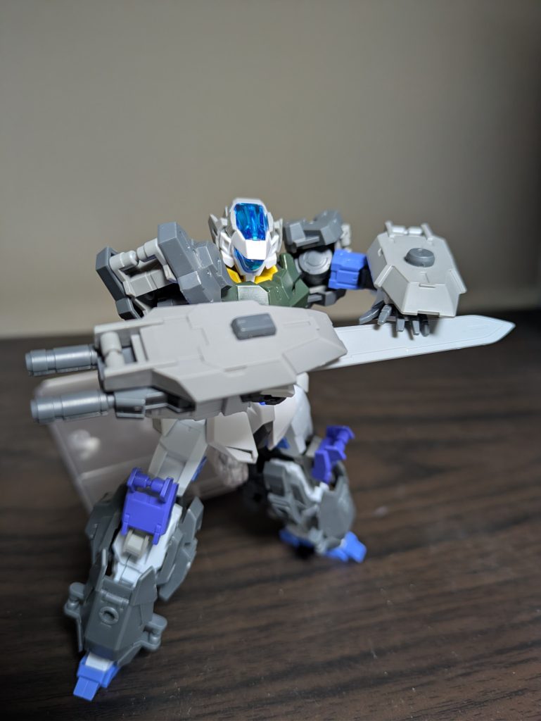 キャノンブレード(ブレードモード)実体剣と二連装ショットガンの複合武装。ブレードは、耐ビーム装甲をもつ機体に対抗するため実体剣が採用されている。スマートシールドキャノンブレード側面、左腕部に装備されている小型のシールド。耐ビームコーティングが施されている。