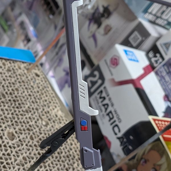 今回はレジェンドガンダム製作していきます。まずはパーツ全切りしたので先にパーツ数多いバックパックからゲート跡処理していき全てのパーツ終わればサフ→塗装→つや消し＆光沢→デカール貼り→つや消し→ウェザリング各種→つや消しでいきます。今回塗装予定箇所はデュアルアイ、関節、ビームライフル（ホワイト部分等）で他はだいたい成形色仕上げでいきます。（色分け優秀だと成形色仕上げでよくやります。）&nbsp;2月12日現在ゲート跡処理完了した箇所は頭部、胴体、右腕、左腕、腰、バックパックで残りは右脚、左脚、ライフル、サーベル、ビームシールドのみです。2/16レジェンドガンダムのビームライフルを水性アクリルマーカーホワイトで重ね塗り最中。1回目の時点でかなり隠蔽力良いです。画像は3回くらい重ね塗りしてますが納得いくまで重ね塗り予定です。2/18　ビームライフルのホワイト部分を水性アクリルマーカーホワイトで塗装し水性つや消しトップコートかけてみたらなかなか良さそうかも？あとは関節をジャーマングレー、ドラグーンの接続パーツを連邦グレー、で塗装し外装パーツはデカール貼る部分を光沢、それ以外はつや消しをしました。頭部はツインアイを塗装しアンテナをシャープ化。2/21　ウォッシングとりあえず頭部、胴体、右腕、左腕、腰、右脚、左脚終わりましたとりあえずドラグーンが地味に疲れます同じ作業が続くと;アズラエル:それでは皆さんまた完成を楽しみに待っていてくださいね、青き清浄なる世界の為に。（4枚目）